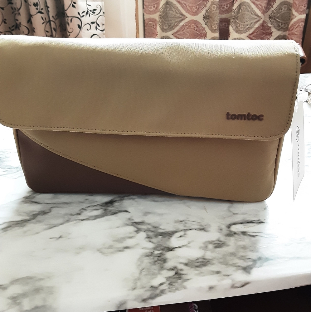 Tomtoc Shoulder Bag in Olive
